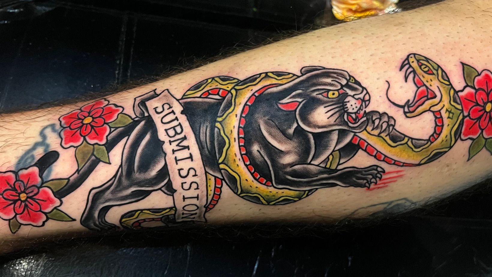 Tatuaje neotradicional hecho por Mateo Amaya en Bogotá