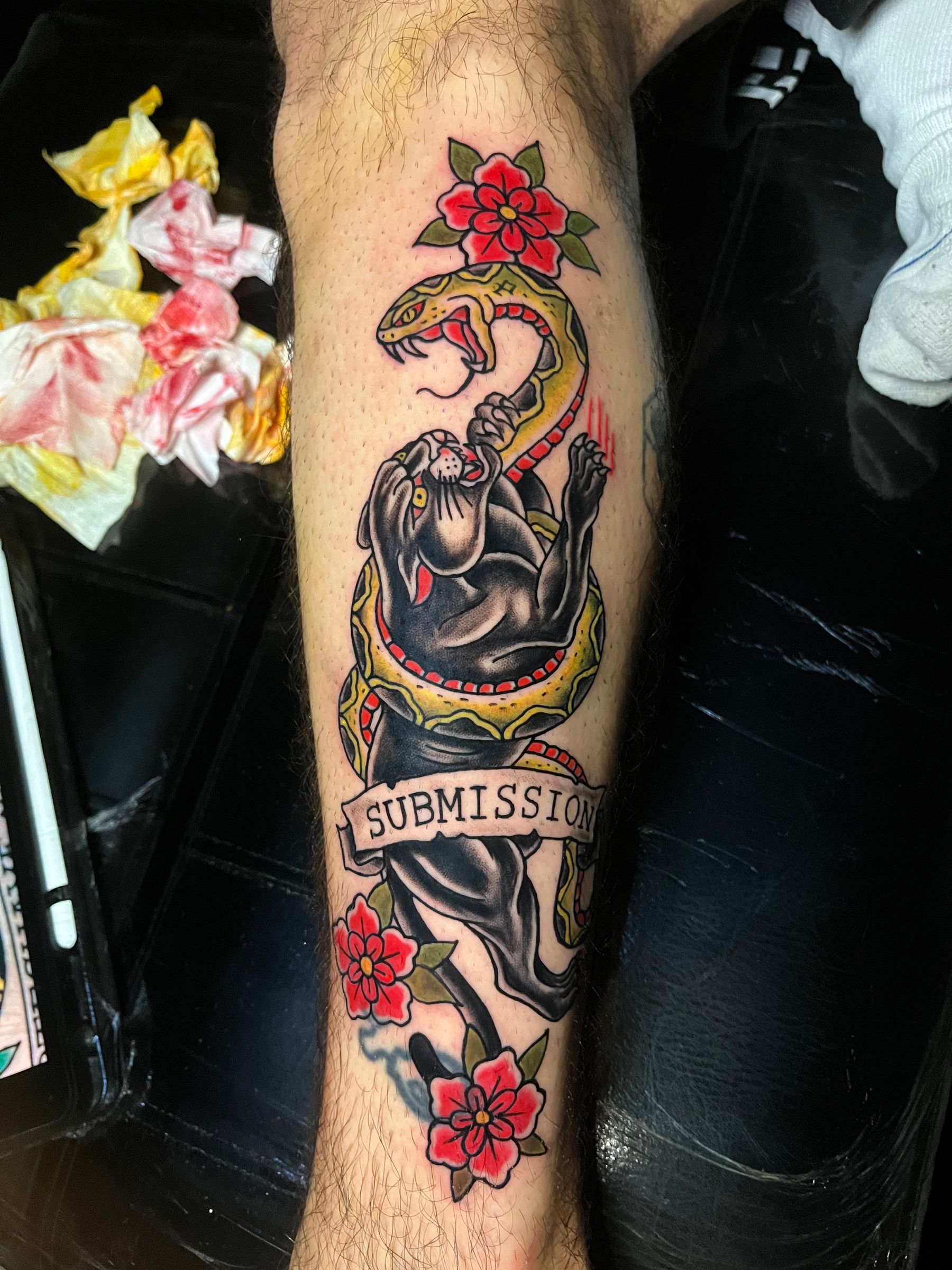 Tatuaje neotradicional hecho por Mateo Amaya en Bogotá